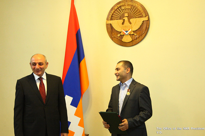 Բակո Սահակյանը Վիկ Դարչինյանին պարգևատրել է «Մեսրոպ Մաշտոց» շքանշանով Բակո Սահակյանը Վիկ Դարչինյանին պարգևատրել է «Մեսրոպ Մաշտոց» շքանշանով