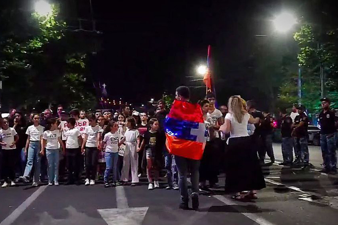 Участники митинга в поддержку Арцаха в Ереване направились к воинскому пантеону «Ераблур» Участники митинга в поддержку Арцаха в Ереване направились к воинскому пантеону «Ераблур»