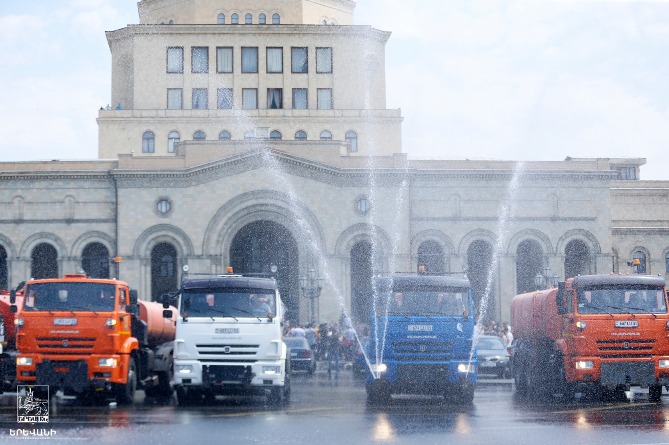 Երևանում Վարդավառի տոնին միացել են նաև 30 ջրցան մեքենաներ (ՖՈՏՈ)