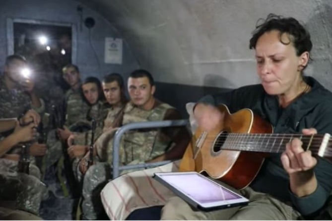 «Ոչ մի քայլ հետ»․ ռուս ռոք երգչուհի Յուլյա Չիչերինան երգել է առաջնագծում գտնվող տղաների համար (ՎԻԴԵՈ) 	 