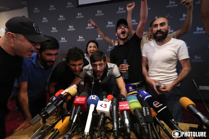 Активисты, прорвавшиеся в зал, где была запланирована пресс-конференция экс-президента Армении Кочаряна, сделали заявление (ФОТО)