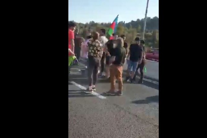 Толпа азербайджанцев напала на армян после акции протеста в Израиле (ВИДЕО)