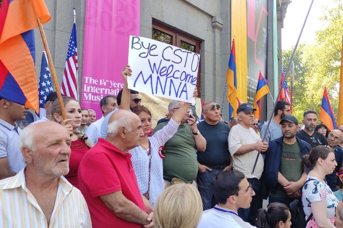 В Армении проходит митинг с требованием выхода из ОДКБ В Армении проходит митинг с требованием выхода из ОДКБ