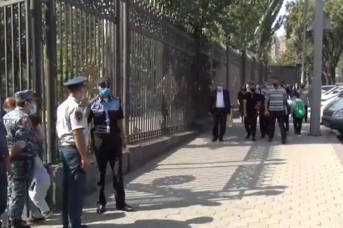 Альтернативное мнение: жители общин близ Амулсара требуют от экологов и депутатов не действовать от их имени Альтернативное мнение: жители общин близ Амулсара требуют от экологов и депутатов не действовать от их имени