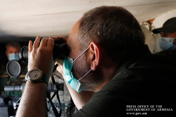 Пашинян с президентом Арцаха побывал на передовой и ознакомился с новым вооружением (ВИДЕО)