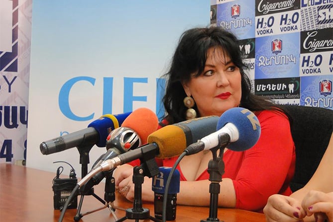 Лекарство для любви и красоты: ведущий российский парфюмер поделилась секретами с армянками (ВИДЕО) Лекарство для любви и красоты: ведущий российский парфюмер поделилась секретами с армянками (ВИДЕО)