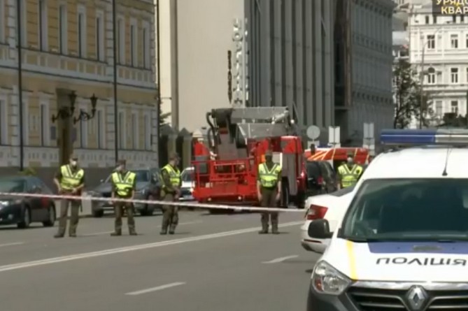 В центре Киева мужчина угрожает взорвать банк В центре Киева мужчина угрожает взорвать банк