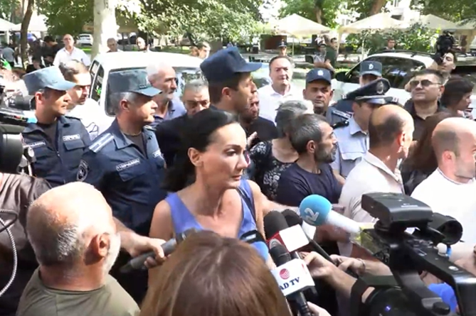 Родители погибших военнослужащих требуют от генпрокурора задержать Пашиняна 