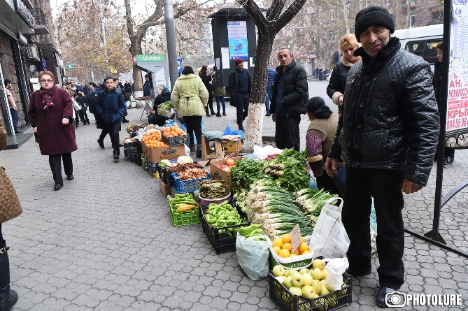 Мэрия Еревана призывает не покупать продукты на улицах из-за опасности заражения коронавирусом