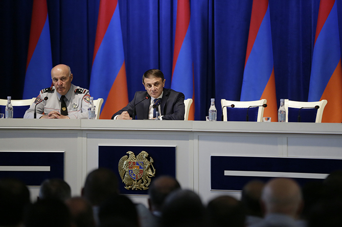 Глава полиции Армении: ни депутат, ни олигарх не могут помешать полицейскому (ВИДЕО) Глава полиции Армении: ни депутат, ни олигарх не могут помешать полицейскому (ВИДЕО)