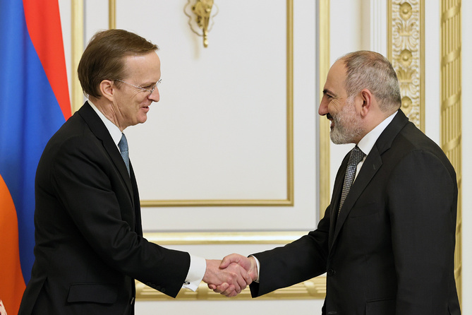  Армянский премьер обсудил с еврочиновником ситуацию в Лачинском коридоре и отношения с Азербайджаном 