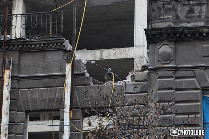 Երևանի կենտրոնի հին շենքերից մեկի ճակատային հատվածն ապամոնտաժու՞մ են