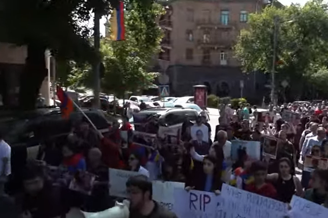 Оппозиция двинулась шествием к президентской резиденции в Ереване