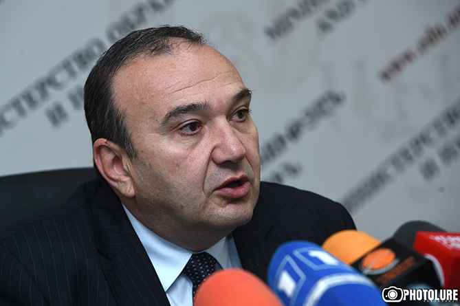 Մեր պետական լեզուն հայերենն է, իսկ մնացած բոլորն օտար լեզուներ են, այդ թվում` ռուսերենը. Լևոն Մկրտչյան Մեր պետական լեզուն հայերենն է, իսկ մնացած բոլորն օտար լեզուներ են, այդ թվում` ռուսերենը. Լևոն Մկրտչյան