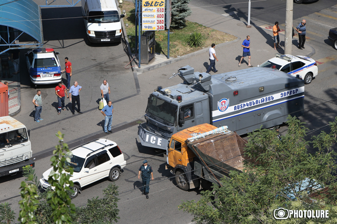 Члены вооруженной группы в Ереване сдаются и объявляют себя военнопленными