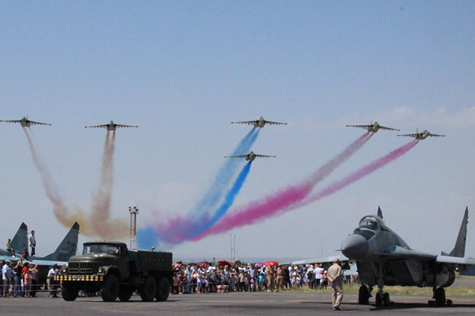 Военнослужащие ЮВО в Армении отмечают День авиации и космонавтики Военнослужащие ЮВО в Армении отмечают День авиации и космонавтики