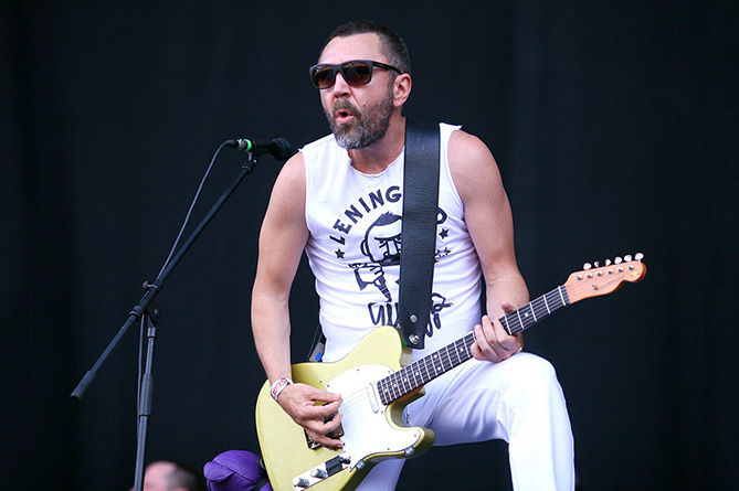 Лидер группы "Ленинград" Шнуров спел песню про Pokemon GO