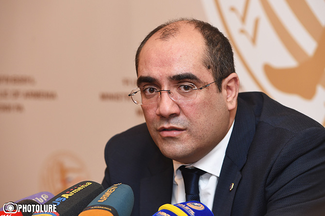 Հրաչյա Ռոստոմյանը հրաժարական է տվել ցուցարարներին միանալու համար Հրաչյա Ռոստոմյանը հրաժարական է տվել ցուցարարներին միանալու համար