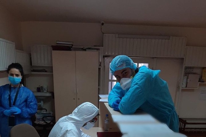 Спасая жизни: будни армянских врачей при коронавирусе (ФОТО)