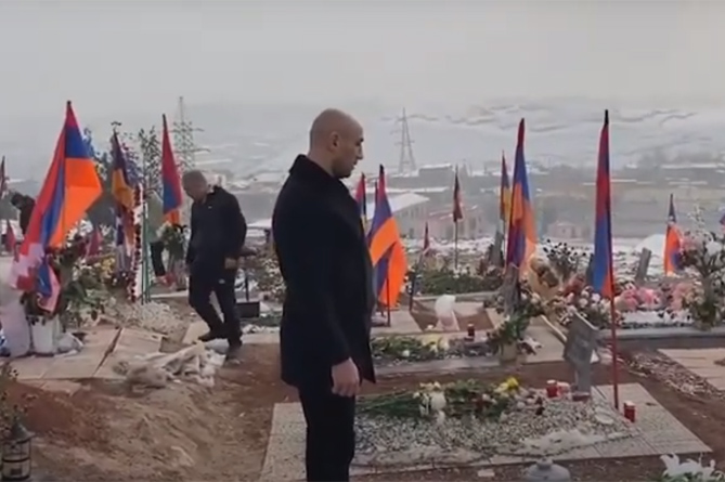 Վեհ ցավի ու վշտի մեջ բառերն ավելորդ են. Արթուր Աբրահամն այցելել է Եռաբլուր (ՎԻԴԵՈ) Վեհ ցավի ու վշտի մեջ բառերն ավելորդ են. Արթուր Աբրահամն այցելել է Եռաբլուր (ՎԻԴԵՈ)