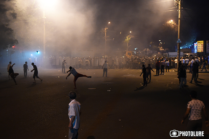 Столкновения митингующих с полицией в Ереване-4