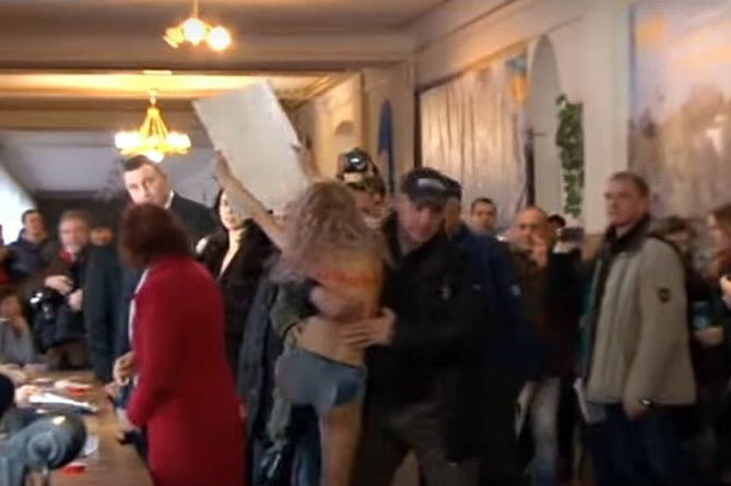 Полуголая активистка Femen назвала Кличко сутенером