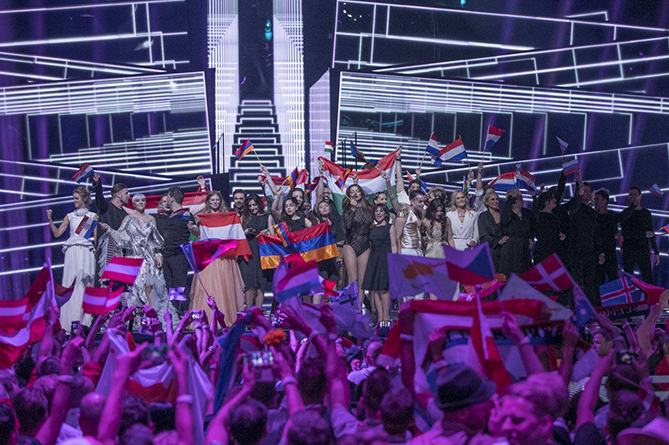 «Եվրատեսիլ 2016»-ի հաղորդավարը երգեց 2009 թ.-ի հայ մասնակիցներ Արշակյան քույրերի երգը