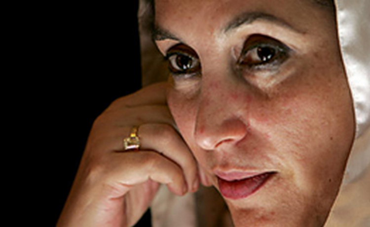 Женщина снимет военный мундир с президента Пакистана