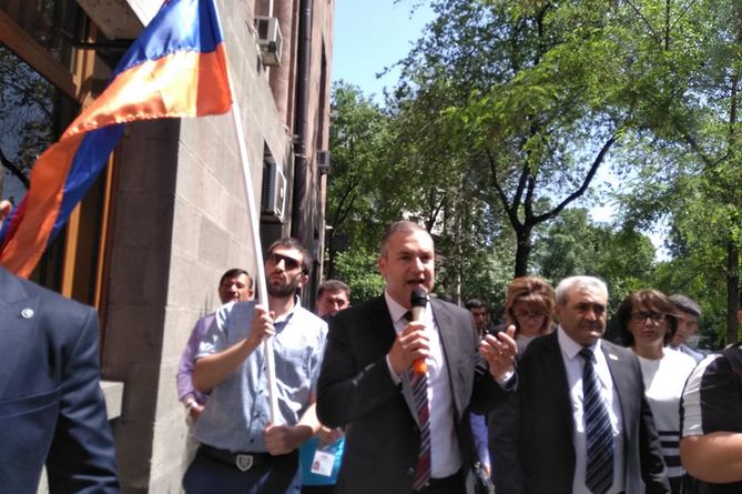 Создать совместные с РФ погранвойска, вернуть пленных из Азербайджана: партия "Альянс" озвучила 10 требований властям Армении (ФОТО, ВИДЕО) Создать совместные с РФ погранвойска, вернуть пленных из Азербайджана: партия "Альянс" озвучила 10 требований властям Армении (ФОТО, ВИДЕО)