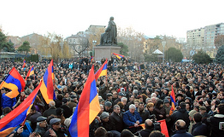 Некоалиционные фракции армянского парламента проведут 28-30 апреля круглосуточные митинги на площади Свободы в Ереване
