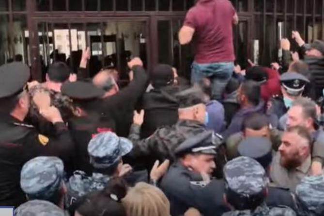 ՊՆ–ի մոտ վիճակը լարված է, տեղի է ունեցել ընդհարում գերիների հարազատների ու ոստիկանների միջև