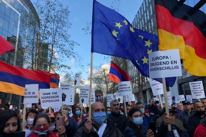 Сотни митингующих в Брюсселе потребовали у ЕС осудить действия Баку и Анкары в Карабахе (ФОТО) Сотни митингующих в Брюсселе потребовали у ЕС осудить действия Баку и Анкары в Карабахе (ФОТО)