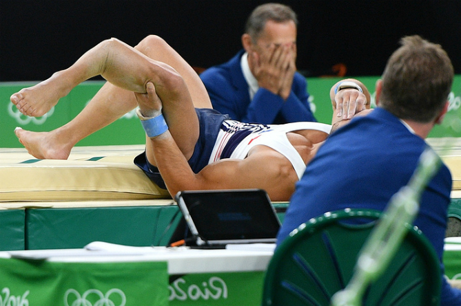 Французский гимнаст попал в больницу после страшного перелома ноги на Олимпиаде (ВИДЕО)