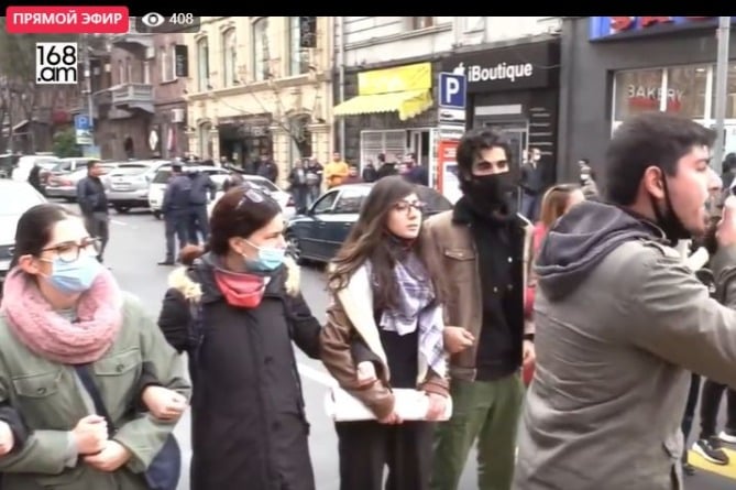 Требующие отставки Пашиняна перекрыли улицу в центре Еревана