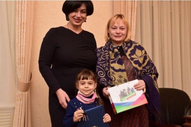 Чудеса случаются: многодетная семья Мкртчян с больным ребёнком из Симферополя получила в подарок квартиру Чудеса случаются: многодетная семья Мкртчян с больным ребёнком из Симферополя получила в подарок квартиру