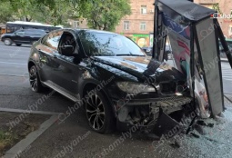 Երևանում անչափահաս տղան BMW–ով բախվել է գովազդային վահանակին․ կա տուժած