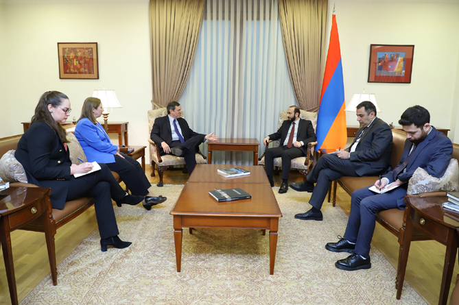 Միրզոյանը ԵԱՀԿ ՄԽ ամերիկացի համանախագահի հետ քննարկել է խաղաղության պայմանագրի շուրջ ՀՀ–ի և Ադրբեջանի միջև բանակցությունների մեկնարկը (ՎԻԴԵՈ) Միրզոյանը ԵԱՀԿ ՄԽ ամերիկացի համանախագահի հետ քննարկել է խաղաղության պայմանագրի շուրջ ՀՀ–ի և Ադրբեջանի միջև բանակցությունների մեկնարկը (ՎԻԴԵՈ)