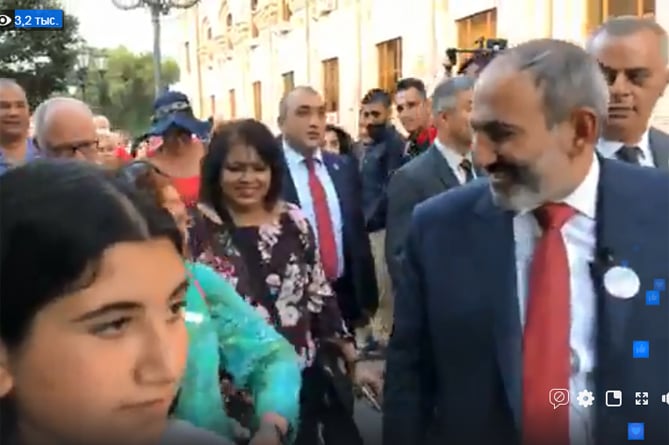 Փաշինյանը զբոսավար է աշխատել Երևանում մի խումբ օտարերկրացիների համար (ՎԻԴԵՈ) Փաշինյանը զբոսավար է աշխատել Երևանում մի խումբ օտարերկրացիների համար (ՎԻԴԵՈ)