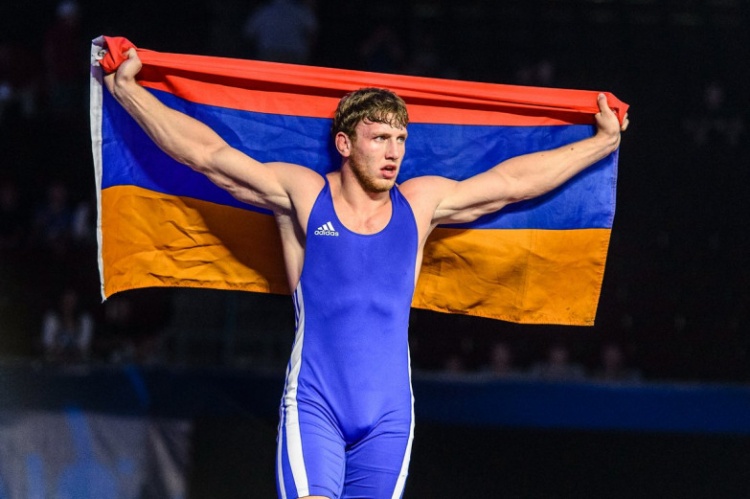 Артур Алексанян стал трехкратным чемпионом мира по греко-римской борьбе Артур Алексанян стал трехкратным чемпионом мира по греко-римской борьбе