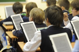 Против кибербуллинга и ради учебы: мэр Еревана предложил ограничить пользование мобильниками в школах
