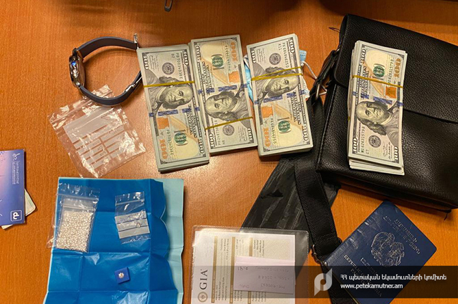 В Армении пресекли контрабанду бриллиантов и наличных средств (ВИДЕО) В Армении пресекли контрабанду бриллиантов и наличных средств (ВИДЕО)