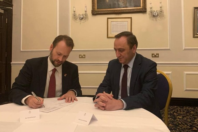 Լոնդոնում ստորագրվել է պաշտպանության ոլորտում հայ-բրիտանական համագործակցության 2023-2024 թթ. ծրագիրը Լոնդոնում ստորագրվել է պաշտպանության ոլորտում հայ-բրիտանական համագործակցության 2023-2024 թթ. ծրագիրը
