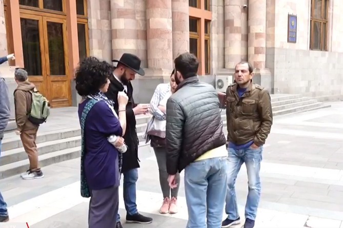 Քաղաքացիները կառավարության դիմաց են. բողոքում են էլեկտրաէներգիան և գազը անջատելու դեմ Քաղաքացիները կառավարության դիմաց են. բողոքում են էլեկտրաէներգիան և գազը անջատելու դեմ