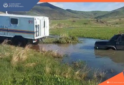 Машина застряла в реке в Вайоц-Дзоре, на помощь прибыли спасатели