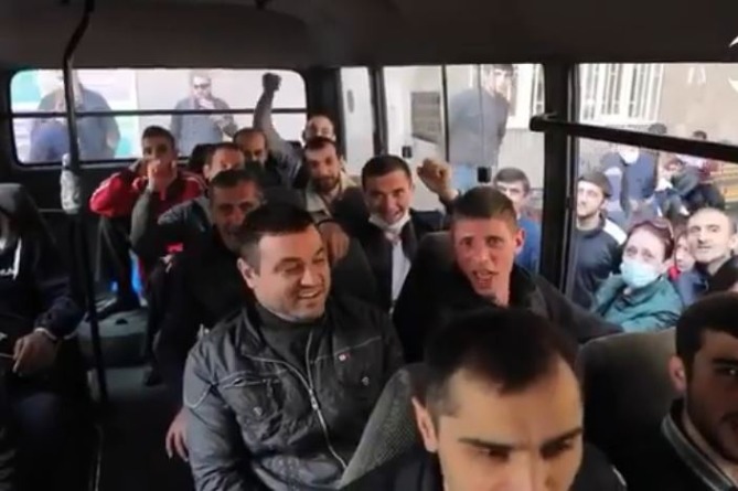 "Мы победим": добровольцы и резервисты спешат в Арцах из Еревана (ВИДЕО)