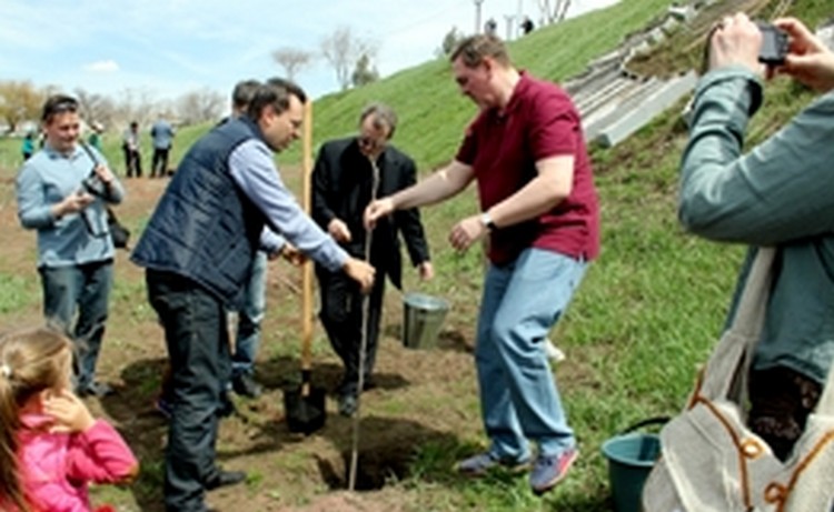 Российские дипломаты во главе с послом Волынкиным приняли участие в общегородской акции по посадке деревьев в Ереване 