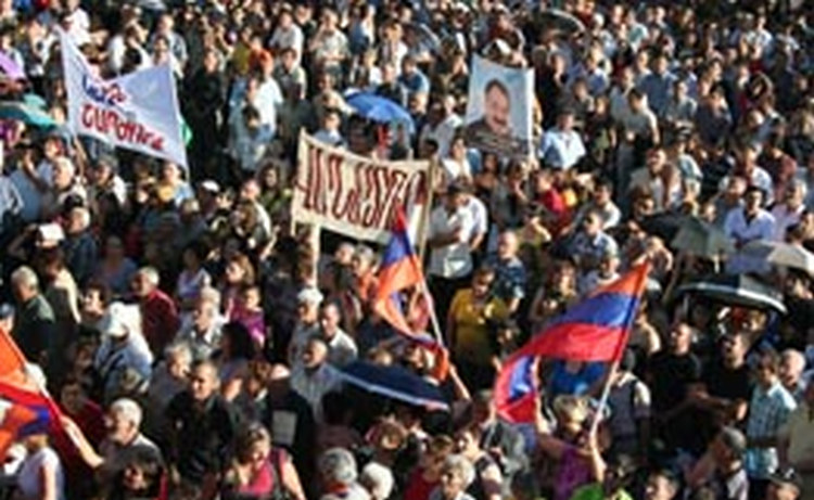 Армянская оппозиция не имеет шансов на смену правящего режима в 2009 году