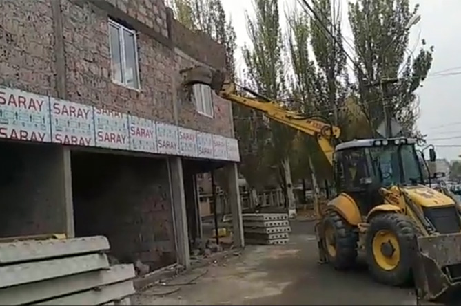 Նոր Նորքում ապամոնտաժվում է ավելի քան 1100քմ ապօրինի կառույց (ՎԻԴԵՈ)