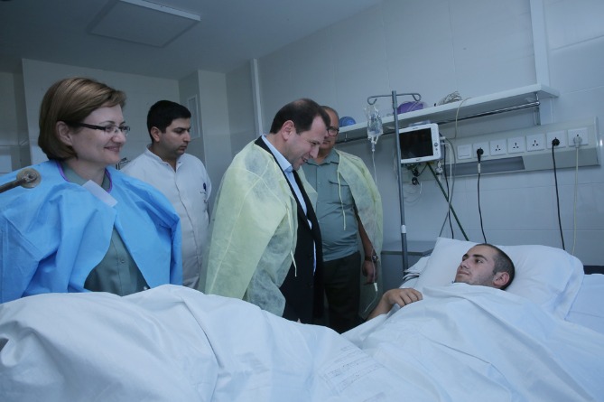 ՀՀ պաշտպանության նախարարը տեսակցել է Արցախում վիրավորում ստացած զինծառայողներին