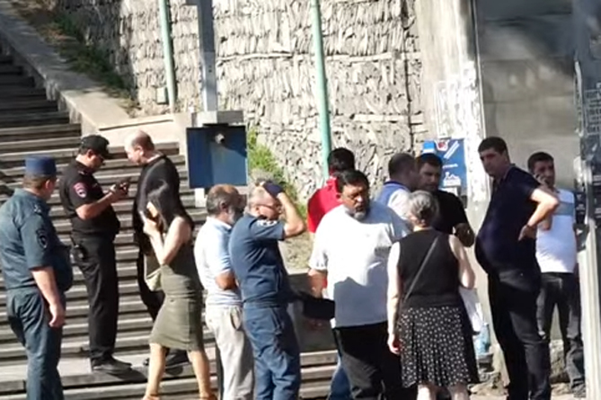 Транспортный коллапс в центре Еревана: родители пропавших военнослужащих не покидают проспект Баграмяна 